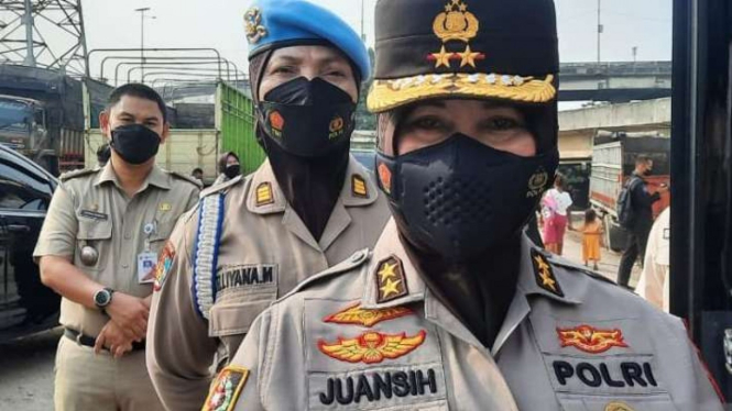 Widyaiswara Kepolisian Utama Tingkat I Sespim Lemdiklat Polri Irjen Pol. Juansih saat ditemui usai kegiatan bakti sosial dalam rangka HUT Ke-74 Polwan di Penjaringan, Jakarta Utara, Selasa, 2 Agustus 2022.