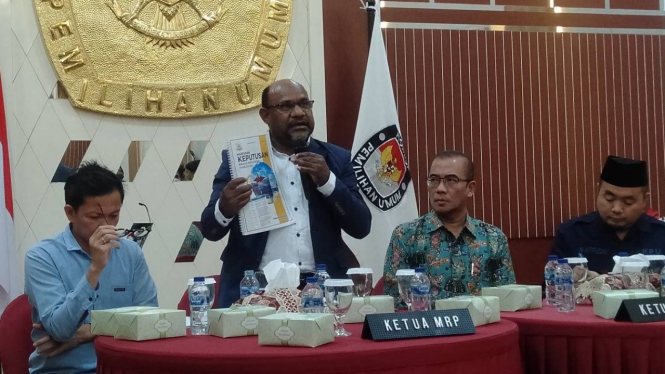 Ketua Majelis Rakyat Papua (MRP), Timotius Murib bertemu KPU.