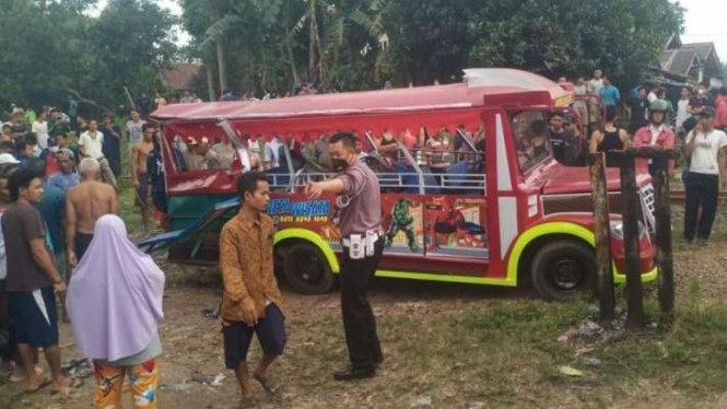 Dokumentasi-Kendaraan odong-odong tertabrak kereta di Serang, Banten.