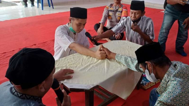Tahanan menikah di Polsek Plaju Palembang, Sumatera Selatan.
