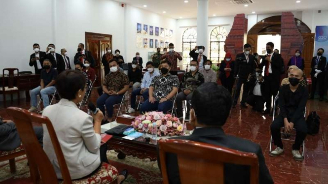 Menlu Retno Marsudi bertemu sejumlah WNI yang jadi korban online scam di Kamboja