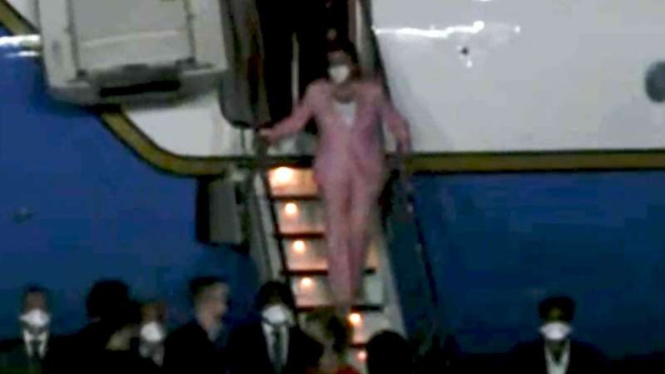 Ketua DPR AS Nancy Pelosi saat turuni tangga pesawat tiba di Taiwan