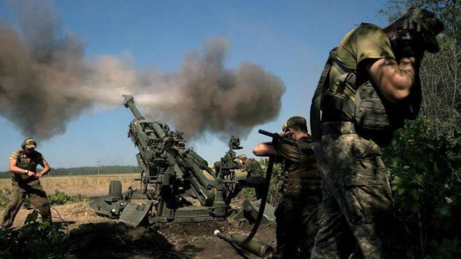VIVA Militer: Pasukan militer Ukraina menembakkan meriam di wilayah Donbas