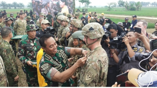 VIVA Militer: Panglima TNI sematkan Wing Airbone ke prajurit US Army 