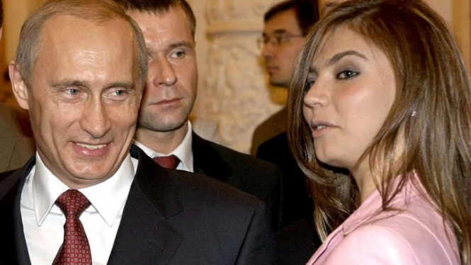 Presiden Rusia, Vladimir Putin bersama Alina Kabaeva, mantan pesenam Olimpiade.