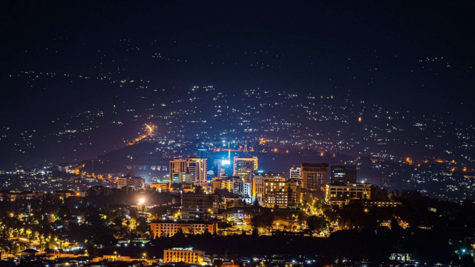 pemandangan kota Kigali pada malam hari