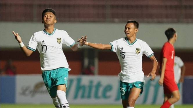 Para pemain Timnas Indonesia U-16 merayakan gol. 