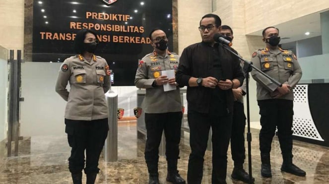 Direktur Tindak Pidana Umum Bareskrim Polri Brigjen Pol Andi Rian Djajadi (depan)