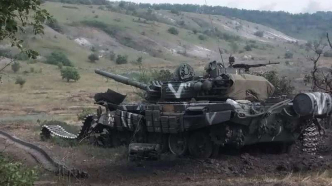 VIVA Militer: Bangkai tank militer Rusia di wilayah Kherson, Ukraina