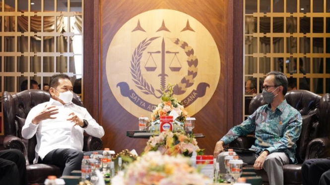 Jaksa Agung Burhanuddin bersama Ketua DK OJK Mahendra Siregar.