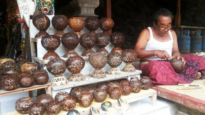 Kerajinan batok kelapa, oleh-oleh khas Bali