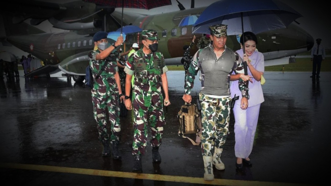 VIVA Militer: Jenderal TNI AP dan istri di Dabo Singkep.