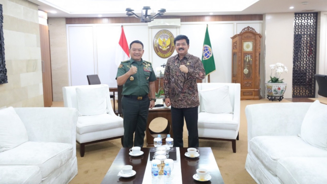 Menteri ATR/BPN Hadi Tjahjanto menerima kunjungan Kepala Staf Angkatan Darat (KSAD) Jenderal TNI, Dudung Abdurachman di Kantor Kementerian ATR/BPN, Jakarta pada Kamis (04/08/2022).