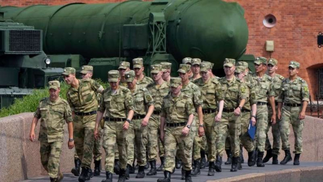 Pasukan nasional Rusia berjalan dekat peluncur rudal Topol di St Petersburg