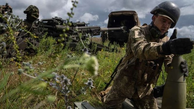 Tentara Ukraina memasang artileri untuk menyerang senjata militer Rusia 