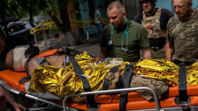 Seorang prajurit Ukraina akibat serangan di Donetsk Oblast dievakuasi paramedis