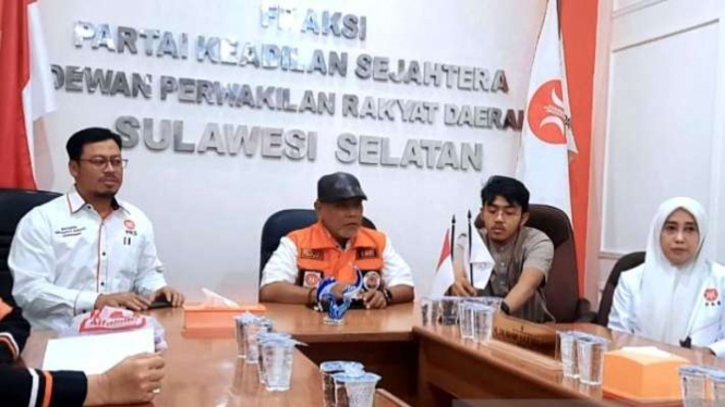Ketua PKS Sulawesi Selatan Amri Arsyid (tengah) didampingi sejumlah pengurusnya saat menjawab pertanyaan wartawan di ruang Fraksi PKS kantor DPRD Sulawesi Selatan, Makassar, Jumat, 5 Agustus 2022.