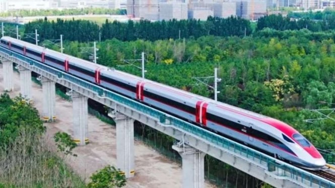 Kereta cepat hasil rancang bangun CRRC Qingdao Sifang Co Ltd.