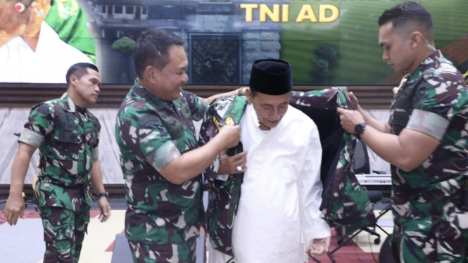 VIVA Militer: Kasad Jenderal TNI Dudung pakaikan jaket TNI AD ke Habib Luthfi