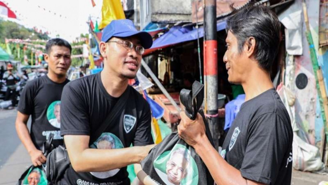 Relawan Kowarteg membagikan paket makanan ke pedagang dan masyarakat