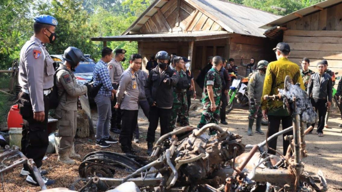 Aparat Kepolisian dan TNI berjaga-jaga di satu dusun yang diteror oleh orang tak dikenal di Kabupaten Jember, Jawa Timur, Sabtu, 6 Agustus 2022.