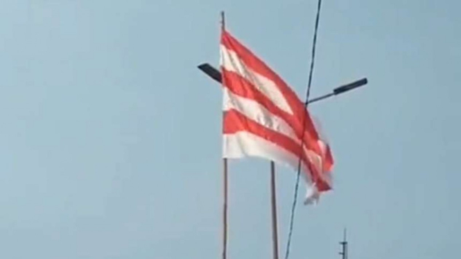 Bendera merah putih dengan warna yang selang-seling.