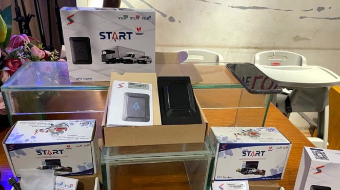 Perangkat GPS pelacak kendaraan. Perangkat GPS pelacak kendaraan.