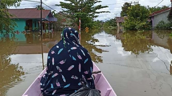 Banjir merendam permukiman rumah warga di Kelurahan Kedamin Hilir, Kecamatan Putussibau Selatan, Kabupaten Kapuas Hulu, Provinsi Kalimantan Barat, Jumat pagi, 5 Agustus 2022.