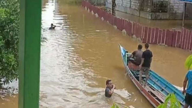 Banjir melanda bagian wilayah Desa Tumbang Manggu, Kecamatan Sanaman Mantikei, Kabupaten Katingan, Provinsi Kalimantan Tengah, Sabtu pagi, 6 Agustus 2022.