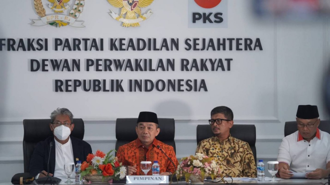 Ketua Fraksi PKS, Jazuli juwaini (dua dari kiri) di DPR.