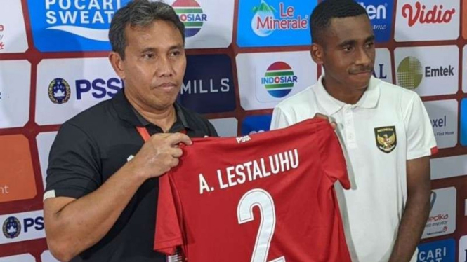 Pelatih Timnas Indonesia U-16 Bima Sakti membentangkan jersey Alfin Lestaluhu
