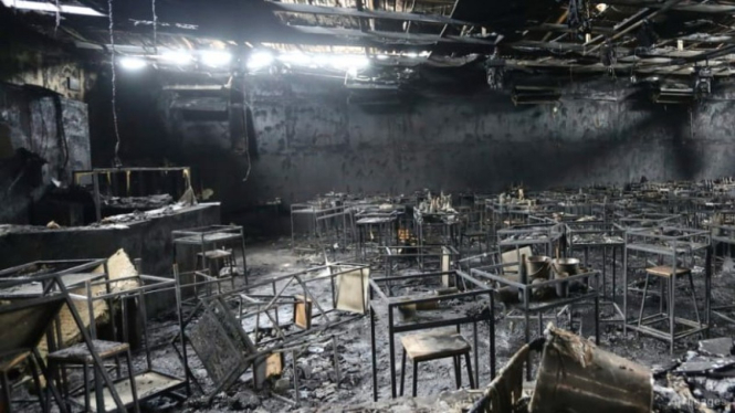 Sebuah pub di Distrik Chonburi, Thailand terbakar tewaskan 15 orang.