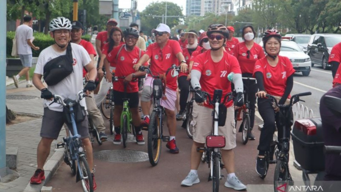 Sejumlah warga negara Indonesia mengikuti sepeda santai sejauh 77 kilometer yang digelar Kedutaan Besar RI di Beijing, China, Sabtu (6/8/2022), untuk memperingati HUT ke-77 Kemerdekaan RI. 