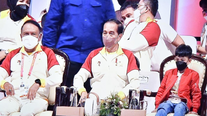 Menpora RI Zainudin Amali mendampingi Presiden Joko Widodo menutup Asean Para Games Solo 2022.