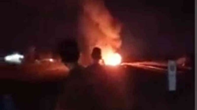 Kendaraan yang terbakar setelah menabrak KA Argo Cheribon di Cirebon
