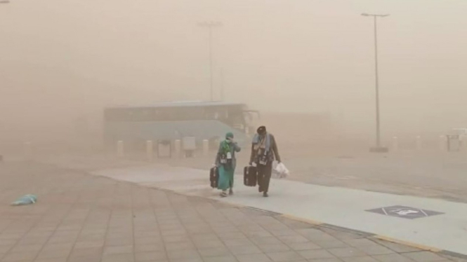 Badai Pasir Warnai Kepulangan Jemaah Haji di Bandara Madinah