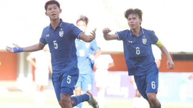Pemain Timnas Thailand U-16 Jirapol Saelio rayakan gol di Piala AFF U-16.