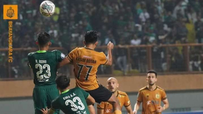 Bhayangkara FC vs Persebaya Surabaya di Stadion Wibawa Mukti Cikarang