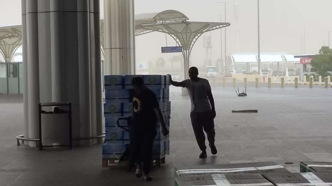 Badai pasir di Bandara Madinah