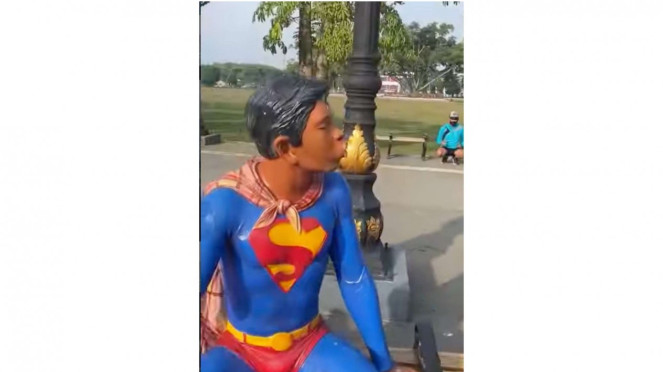 patung Superman dengan pose kocak