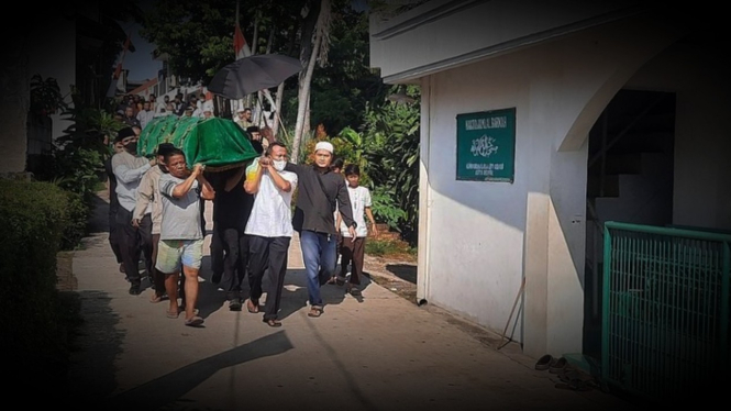 VIVA Militer: Prosesi pemakaman jenazah Dewi Komala