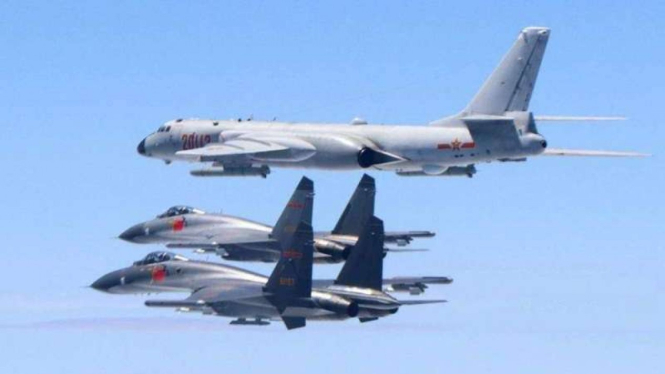 VIVA Militer: Pesawat pembom Xian H-6K dikawal jet tempur Shenyang J-16