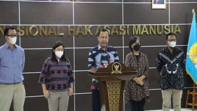 Ketua Komnas HAM Ahmad Taufan Damanik memberikan keterangan pers