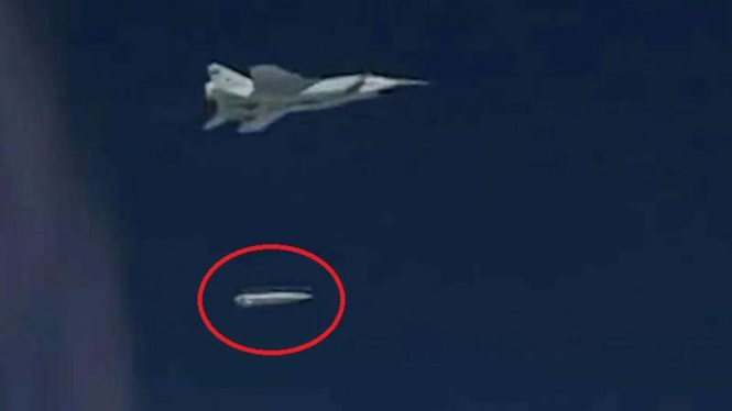 VIVA Militer: Jet tempur Mikoyan MiG-31K Rusia menjatuhkan rudal Kh-47M2 Kinzhal
