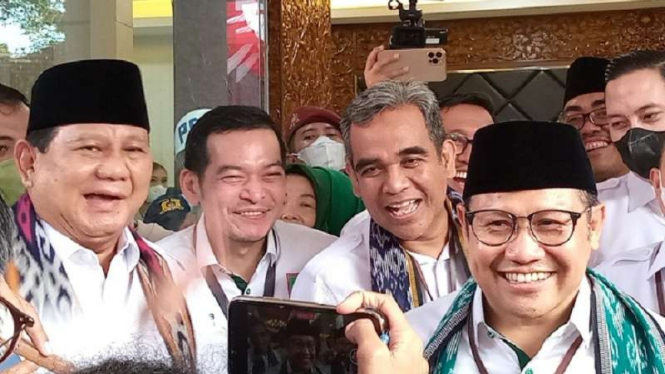Cak Imin dan Prabowo saat menghadiri pendaftaran partai di KPU
