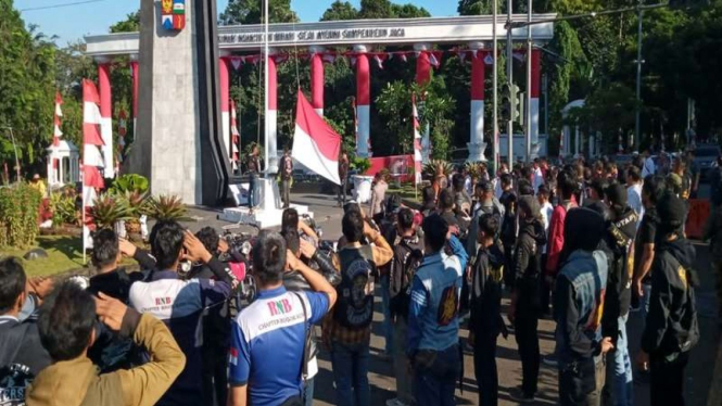 Komunitas klub motor di Bogor mengelar upacara bendera bersama
