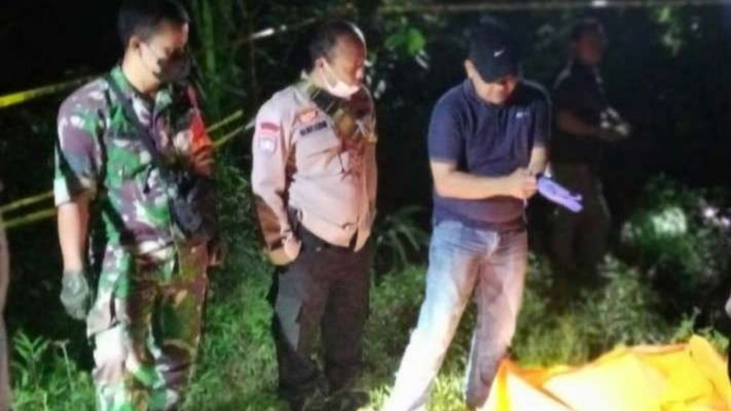 Petugas mengecek temuan kerangka manusia di tepi Sungai Depok, Kendal, Jateng.