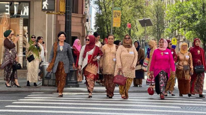 Sejumlah wanita berkebaya menyeberang jalan di sekitar Gedung KJRI New York.