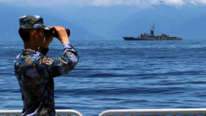Tentara Militer China gunakan teropong, kejauhan tampak  frigate Lan Yang Taiwan