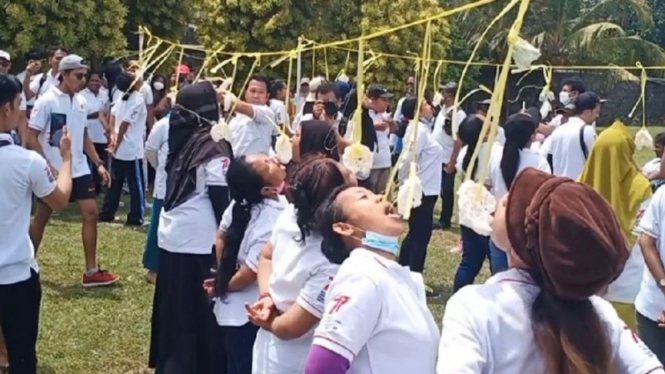 Warga Indonesia di Sri Lanka mengikuti lomba makan kerupuk dalam acara perayaan dan peringatan HUT Kemerdekaan RI ke-77 yang diselenggarakan KBRI Kolombo di Sri Lanka pada Minggu (7/8/2022).